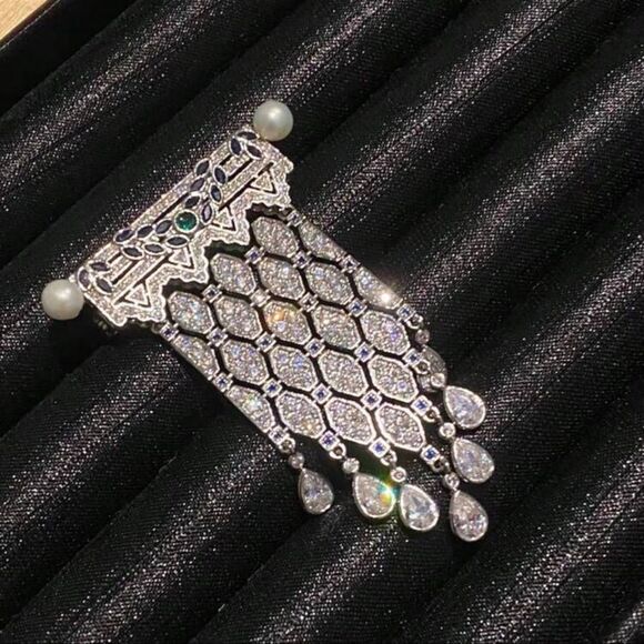 Regal Elegance Crystal Brooch-Vintage Art Deco Pin with Pearls and Gem Accents - Picture 3 of 10